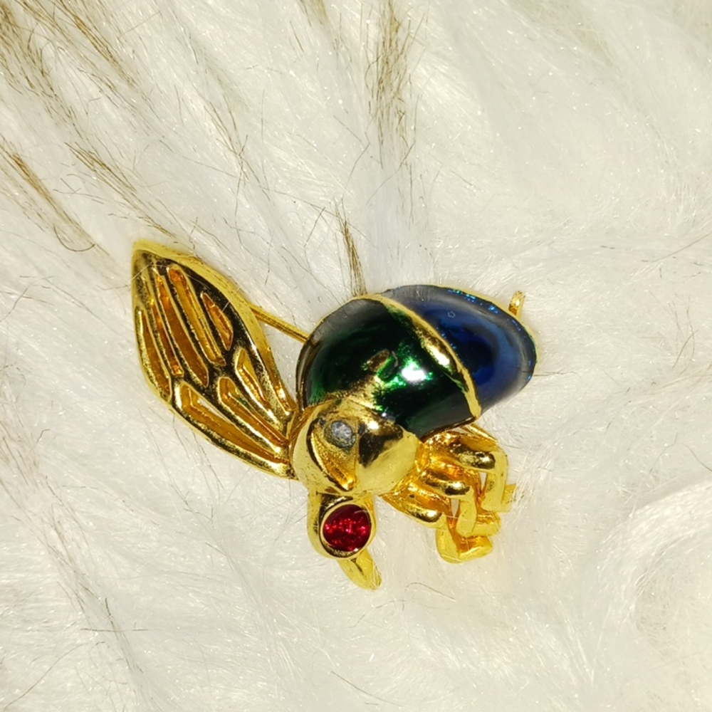 Vintage Hornet brooch with red gem